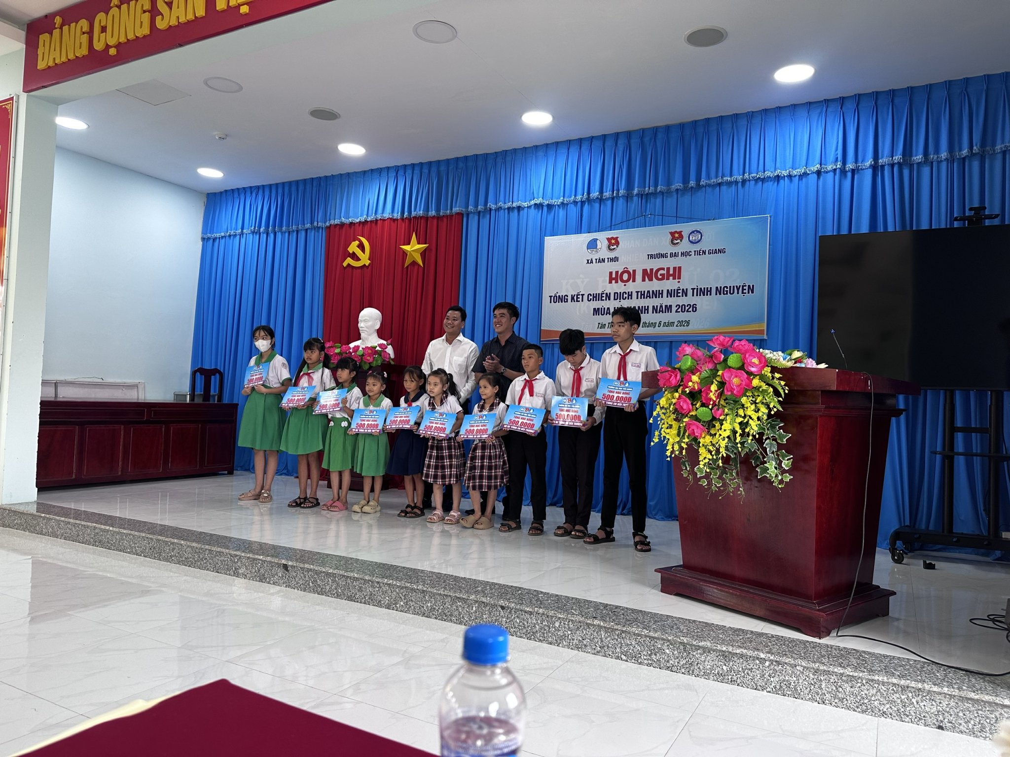 Đoàn Trường Đại học Tiền Giang trao tặng 50 triệu đồng học bổng cho học sinh nghèo Đồng Tháp qua Dự án 